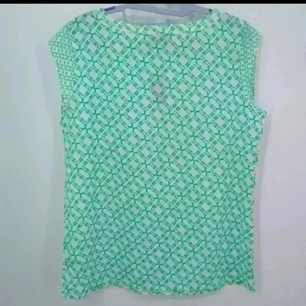 🌻THE LIMITED GREEN TOP - Picture 2 of 5
